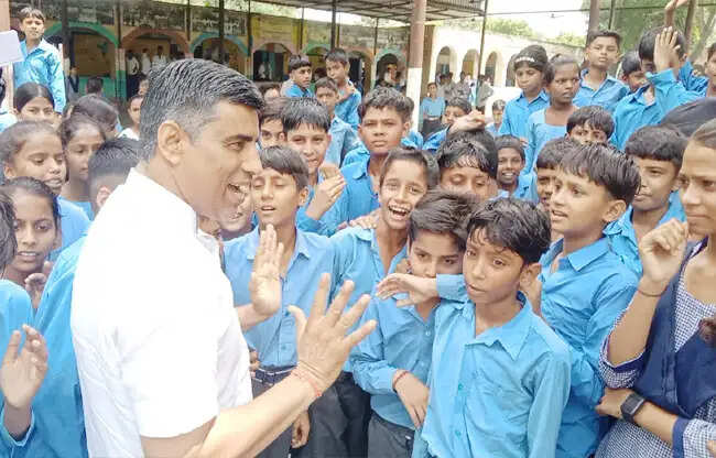 सोनीपत: शिक्षा मंत्री ने दातौली पीएम श्री स्कूल का किया औचक निरीक्षण