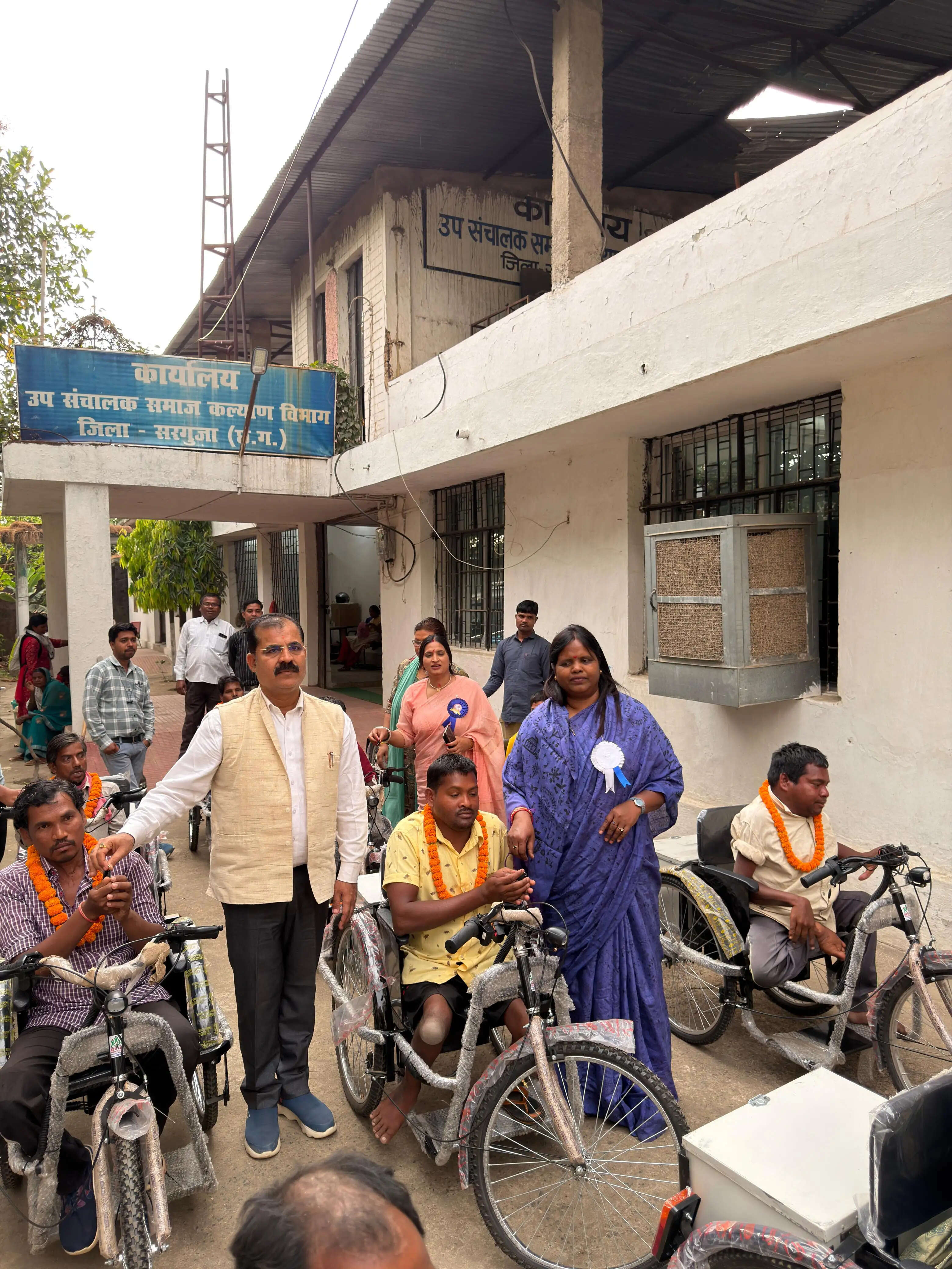 अंबिकापुर : महापौर व सभापति ने 11 दिव्यांगजनों को वितरित की मोटराइज्ड ट्रायसायकल