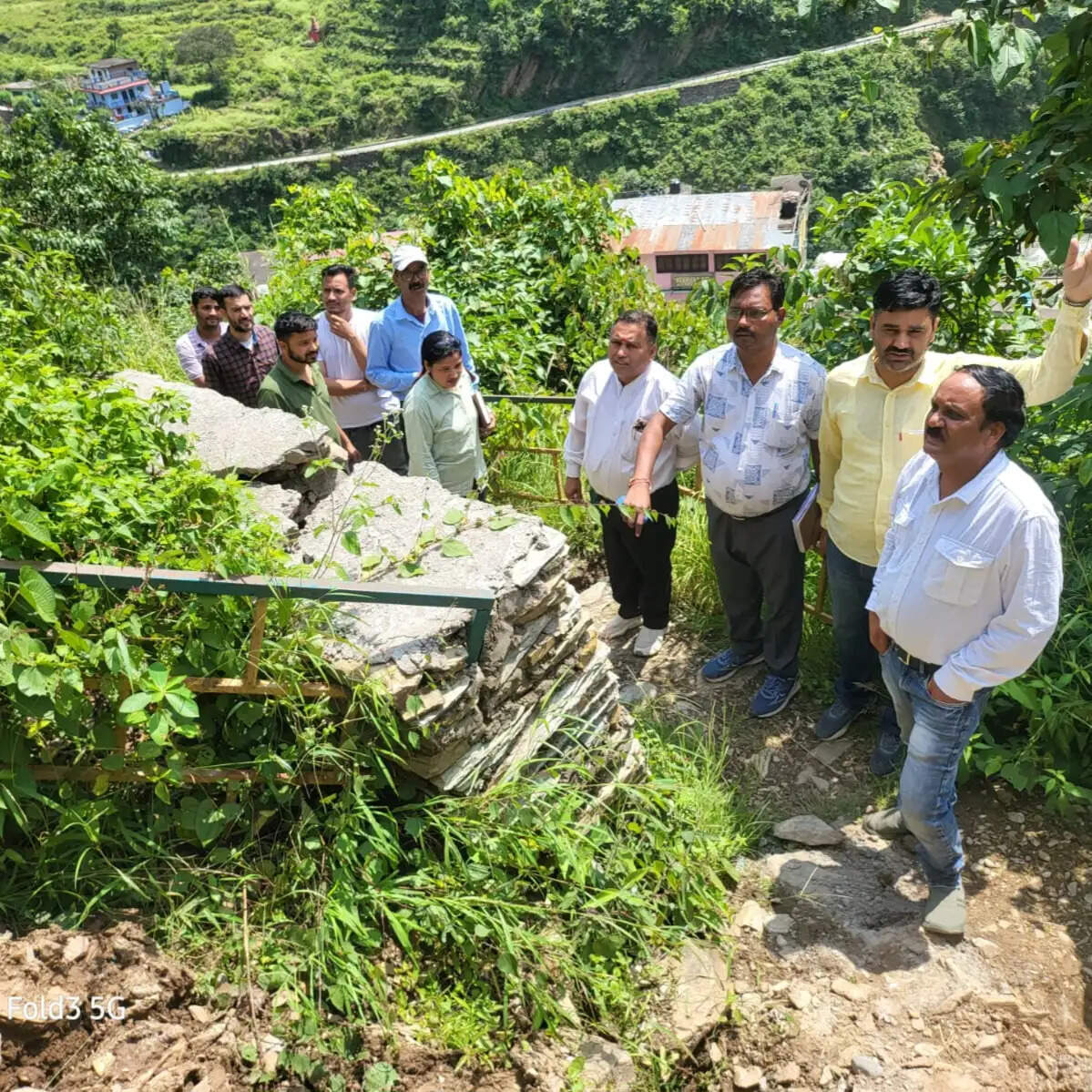 पाबौ बाजार को भूस्खलन का खतरा, संयुक्त टीम ने किया निरीक्षण