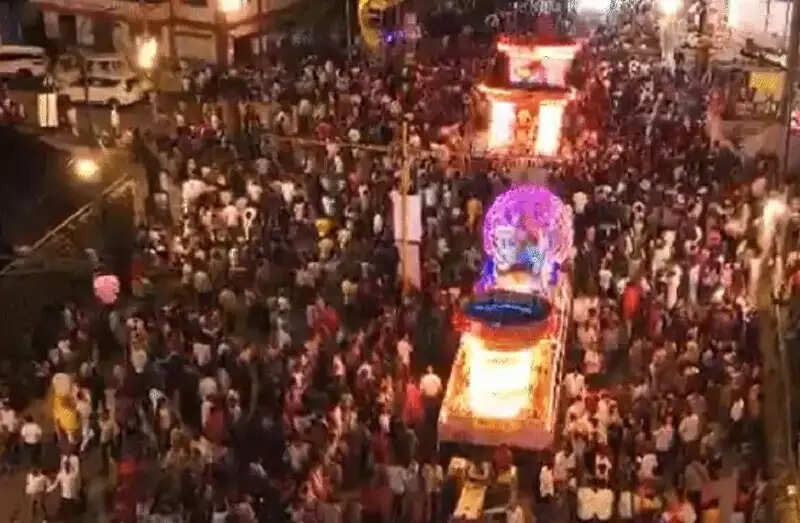 मप्र के इंदौर में अनंत चतुर्दशी पर निकली झिलमिलाती 22 झांकियां, करतब दिखाते आगे बढ़ रहे अखाड़े