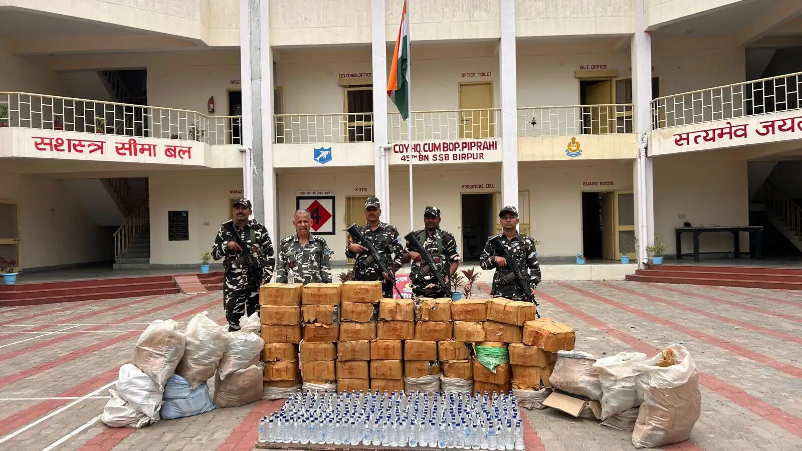 एसएसबी ने 720 लीटर नेपाली शराब एवं एक लकड़ी का नाव को किया जब्त