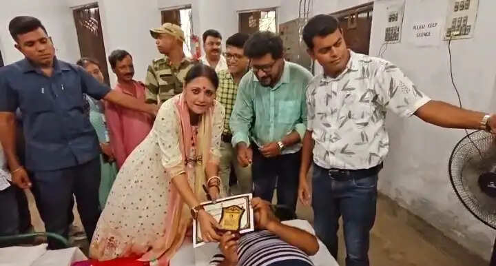 रक्तदान शिविर में पहुंचीं मंत्री अग्निमित्रा पाल, रेल यात्रियों की समस्याओं के समाधान का दिया आश्वासन