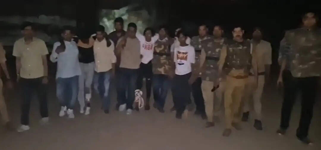 व्यापारी से लूट करने वाले तीन लुटेरे मुठभेड़ में गिरफ्तार