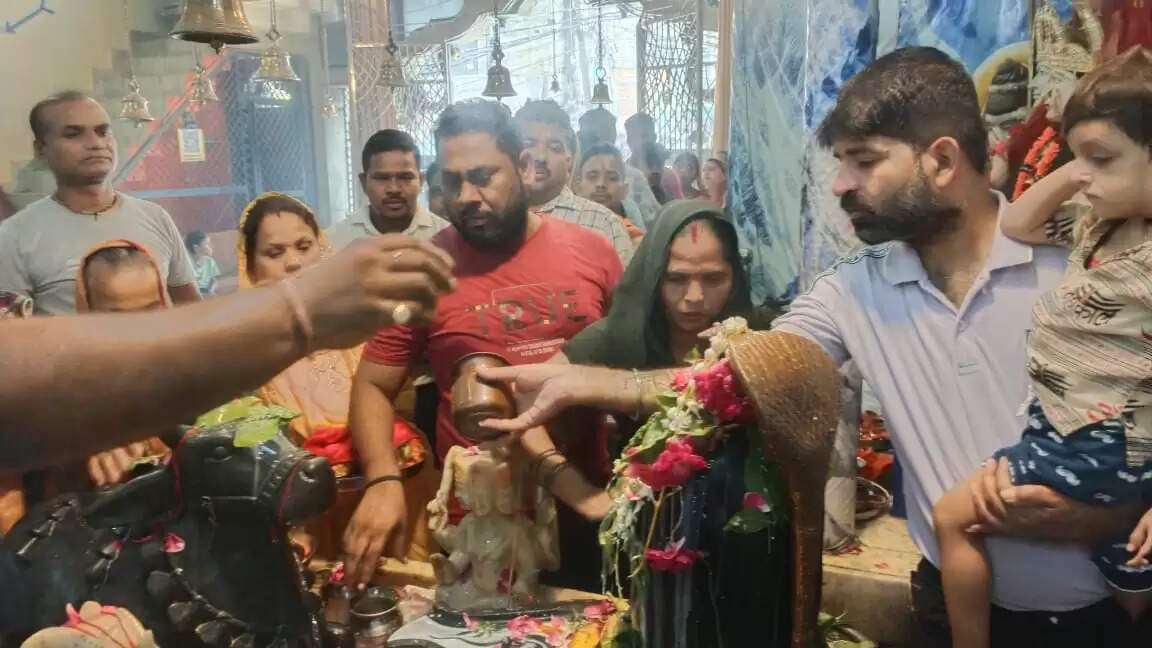 मुरादाबाद : हर-हर महादेव के जयकारों संग कांवड़ बेड़ों ने रात्रि साढ़े तीन बजे से प्रारंभ किया जलाभिषेक