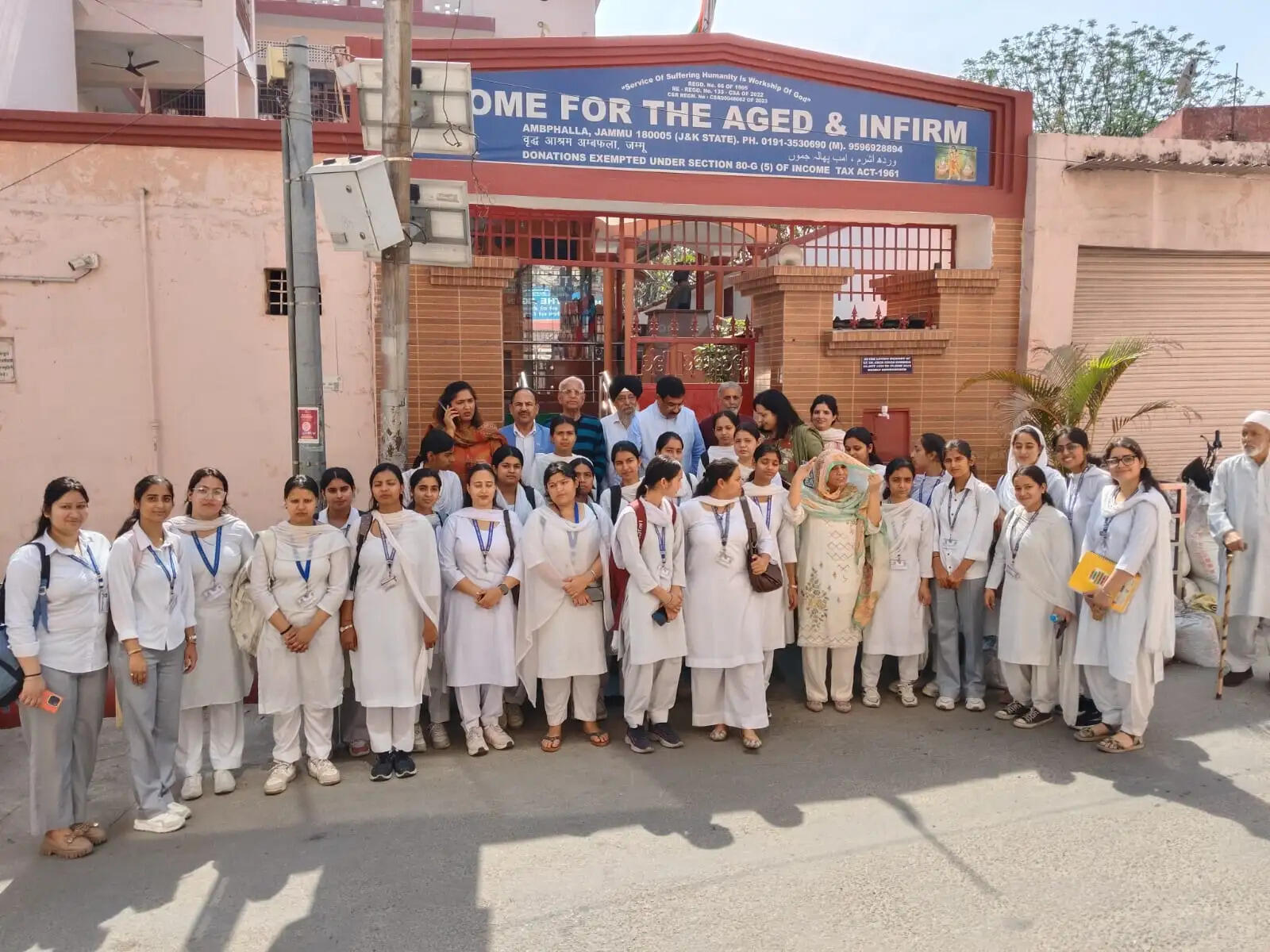 जीसीडब्ल्यू गांधी नगर के छात्रों ने वृद्धाश्रम अम्फल्ला में प्रस्तुत किया सांस्कृतिक कार्यक्रम