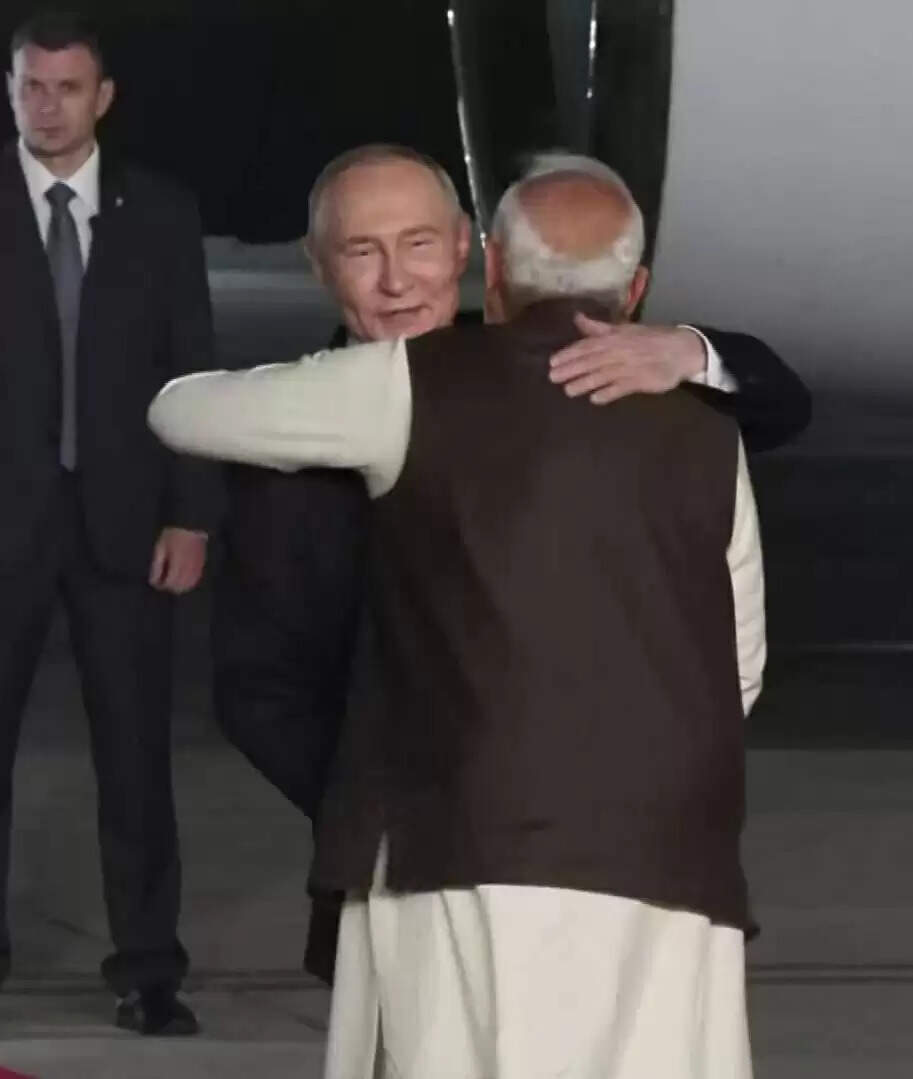 दिल्ली पहुंचे पुतिन, मोदी ने किया गर्मजोशी से स्वागत