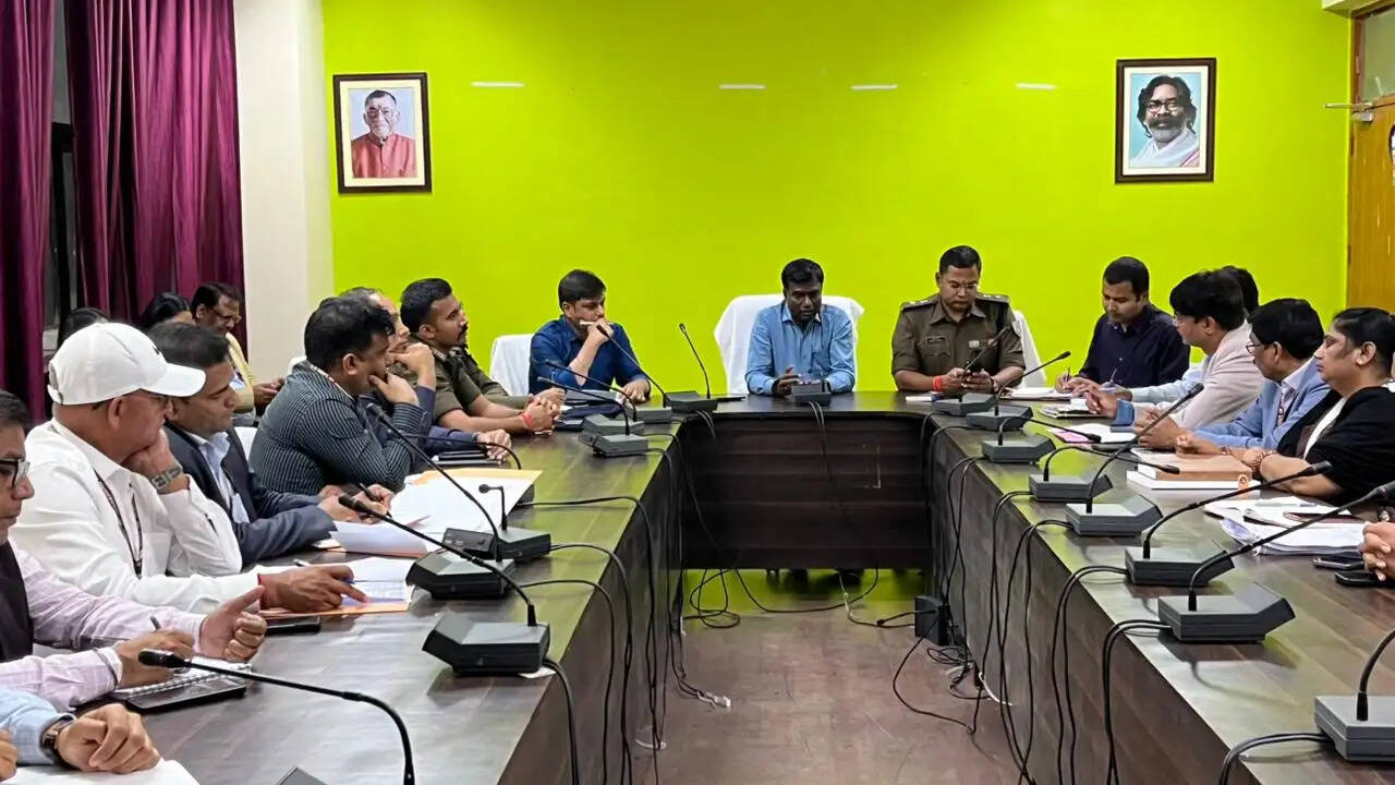 मतदाताओं की सुविधा को सर्वोच्च प्राथमिकता दें अधिकारी : भजंत्री