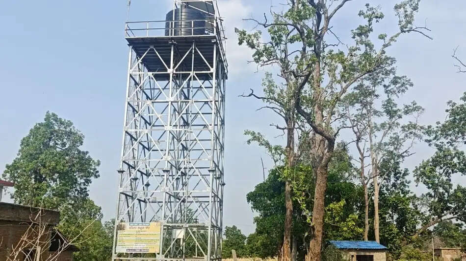 लाल पानी पीने को मजबूर ठोठाझरिया के ग्रामीण, लाखों का सोलर पंप बना शोपीस
