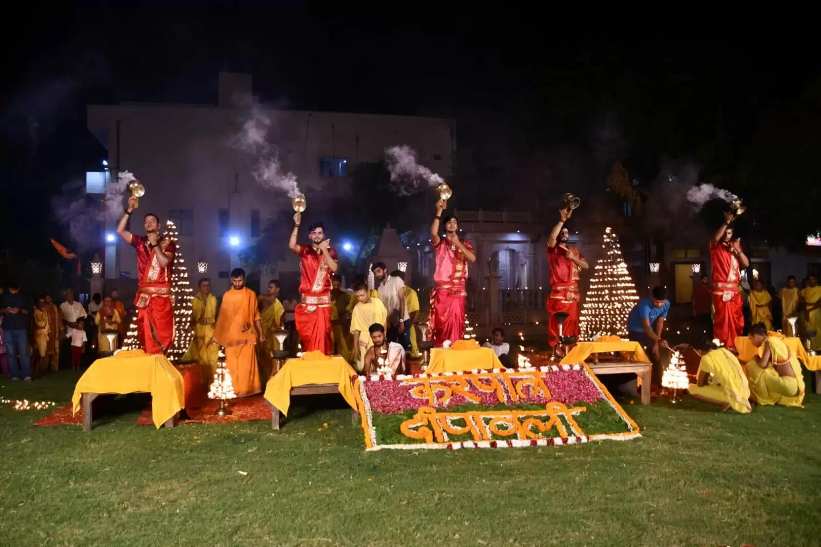 वाराणसी : करपात्र प्राकट्योत्सव में दीपों की रोशनी से नहाया धर्मसंघ