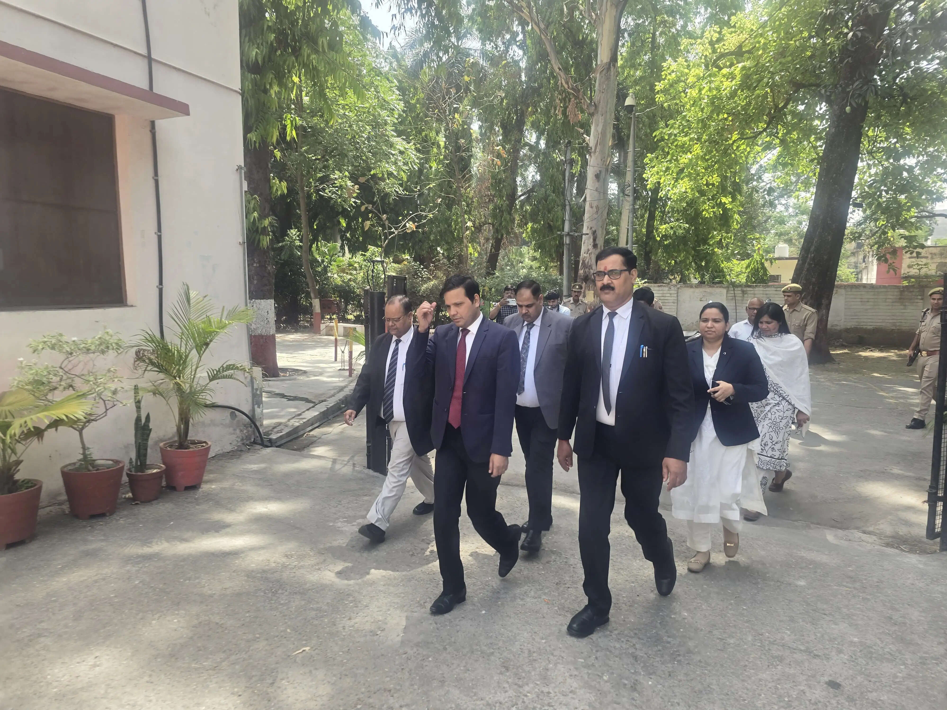 बिजनौर जिला जज की अगुआई में न्यायिक अधिकारी कोर्ट के लिए निकले पैदल