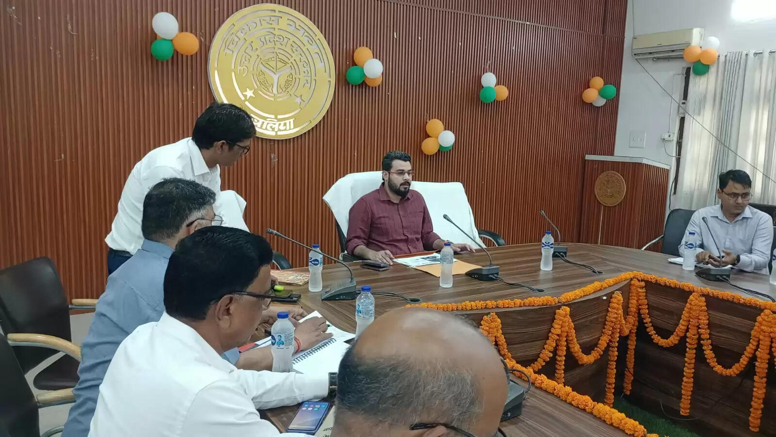 सीडीओ ने की समीक्षा : बलिया में स्कूलों में नामांकन की स्थिति खराब, बीईओ का वेतन रोकने के निर्देश