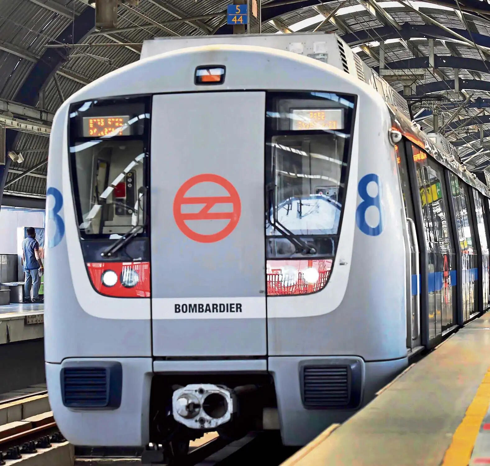 गुरुग्राम: दिल्ली मेट्रो में रील बनाई तो खैर नहीं, रखी जा रही है नजर