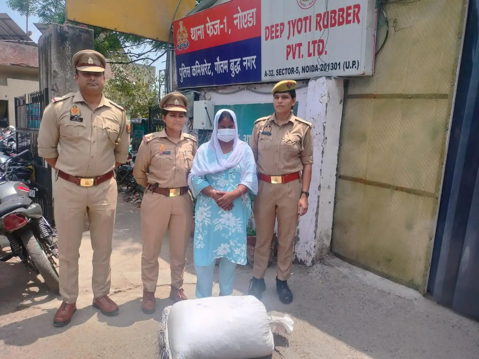 कुख्यात महिला तस्कर को पुलिस कस्टडी रिमांड पर लेकर लाखों रुपये कीमत का गांजा बरामद