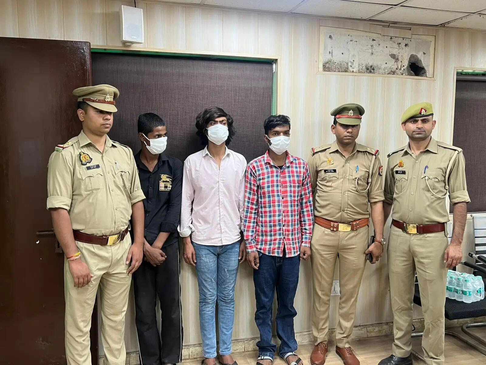 समलैंगिक ऐप पर दोस्ती कर युवक से एक लाख रुपये ठगे, तीन गिरफ्तार