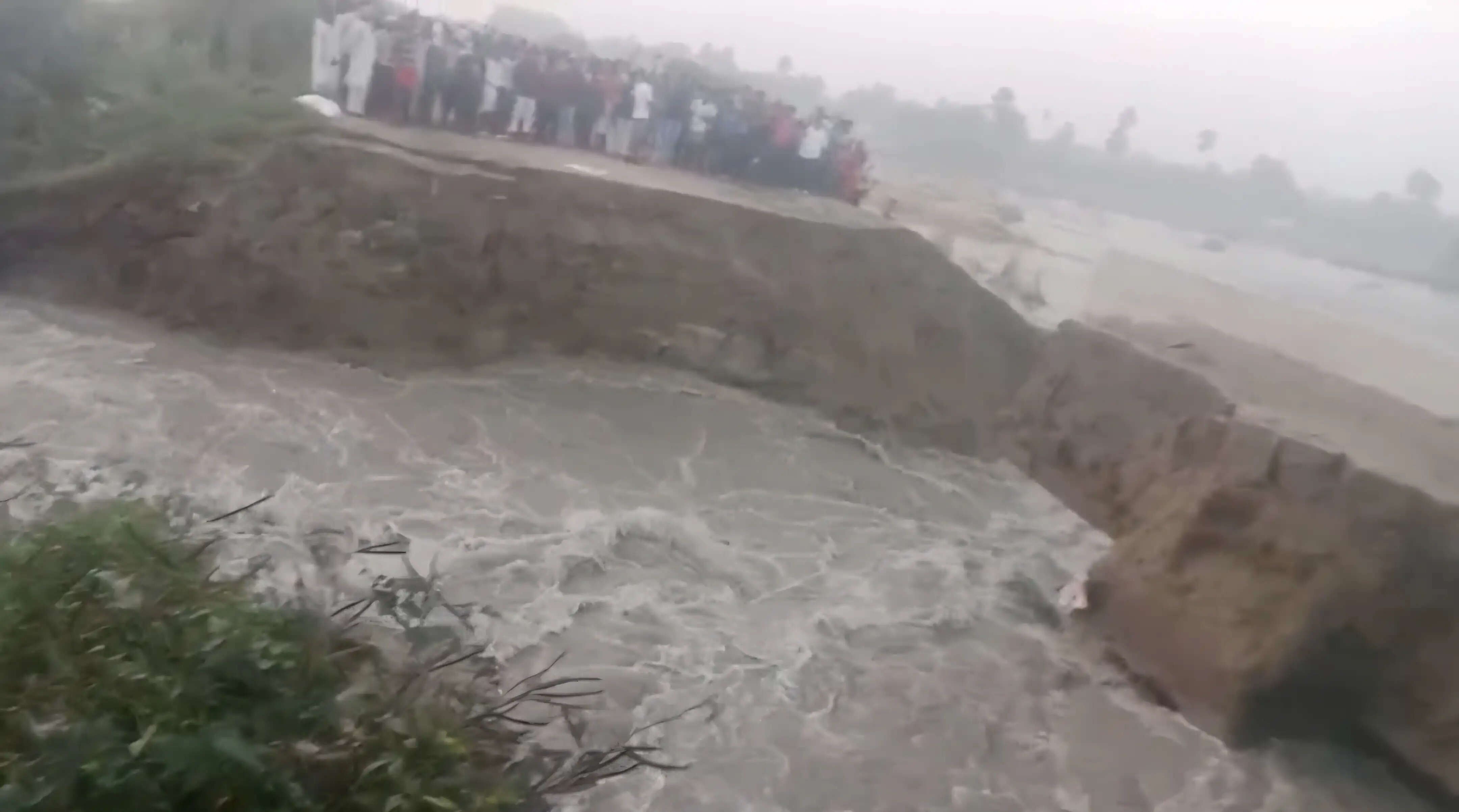 सारण गंडक नदी का मुख्य तटबंध टूटने से पानापुर प्रखंड के कई गांवों में घुसा बाढ़ का पानी