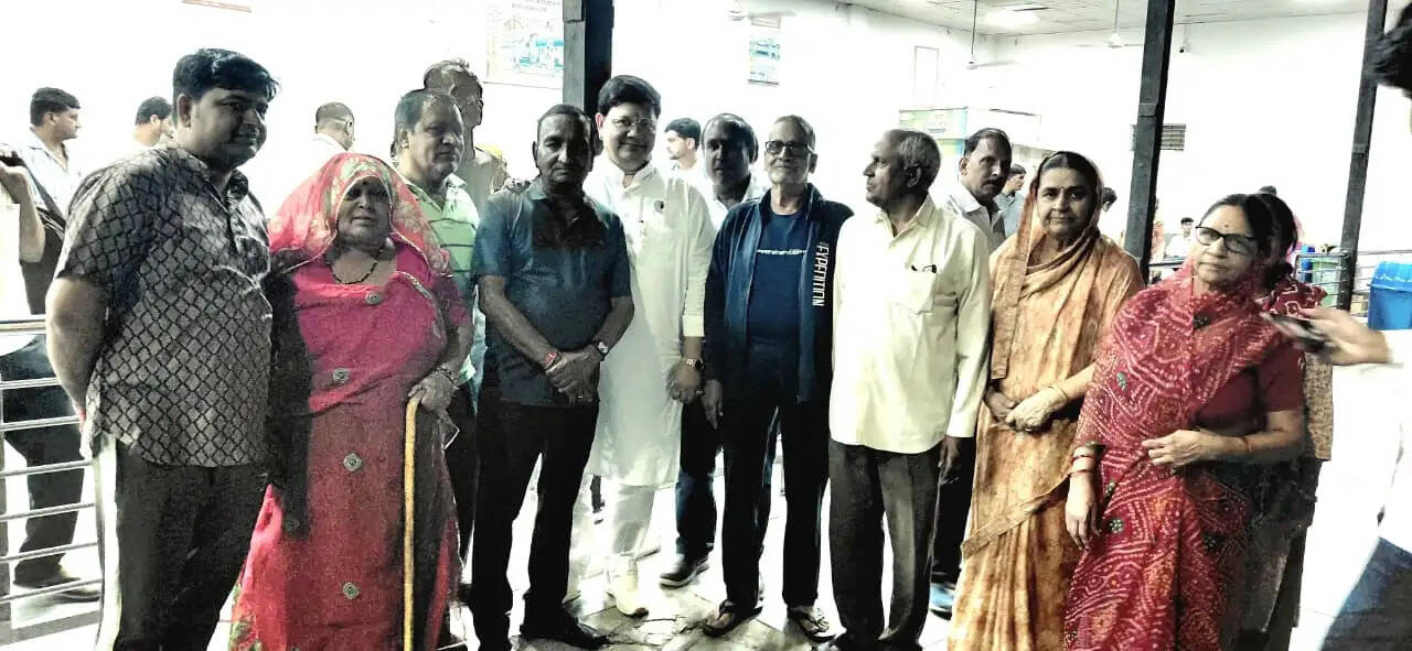 सी.एम. मूंधड़ा फाउंडेशन की पहल&nbsp;: पचास मरीज घुटना प्रत्यारोपण के लिए अहमदाबाद रवाना