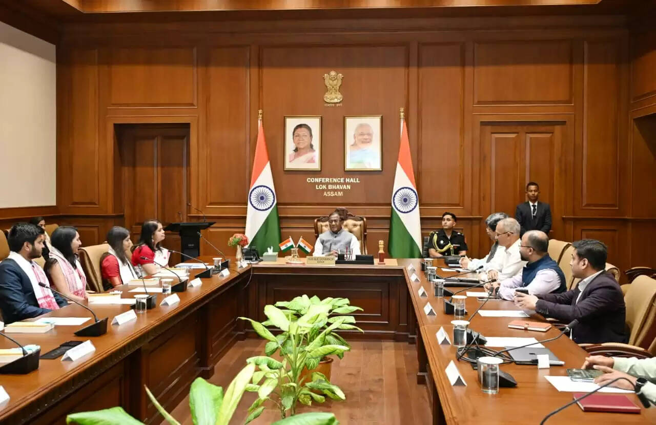 राज्यपाल ने भारतीय विदेश सेवा के ट्रेनी अधिकारियों से की बातचीत