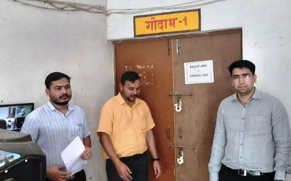 जिलाधिकारी ने किया ईवीएम-वीवीपैट वेयरहाउस का निरीक्षण