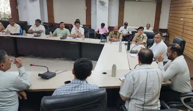 इंदौरः कलेक्टर की अधिकारियों को हिदायत, बोले- वर्षा ऋतु से पहले सड़क और ब्रिज निर्माण कार्य करें पूर्ण