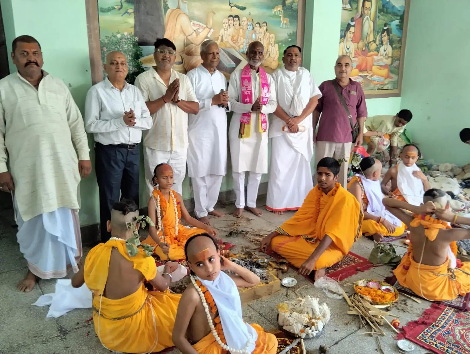 केशवधाम वेद विद्यालय में वैदिक विधि विधान से हुआ सामूहिक यज्ञोपवीत संस्कार