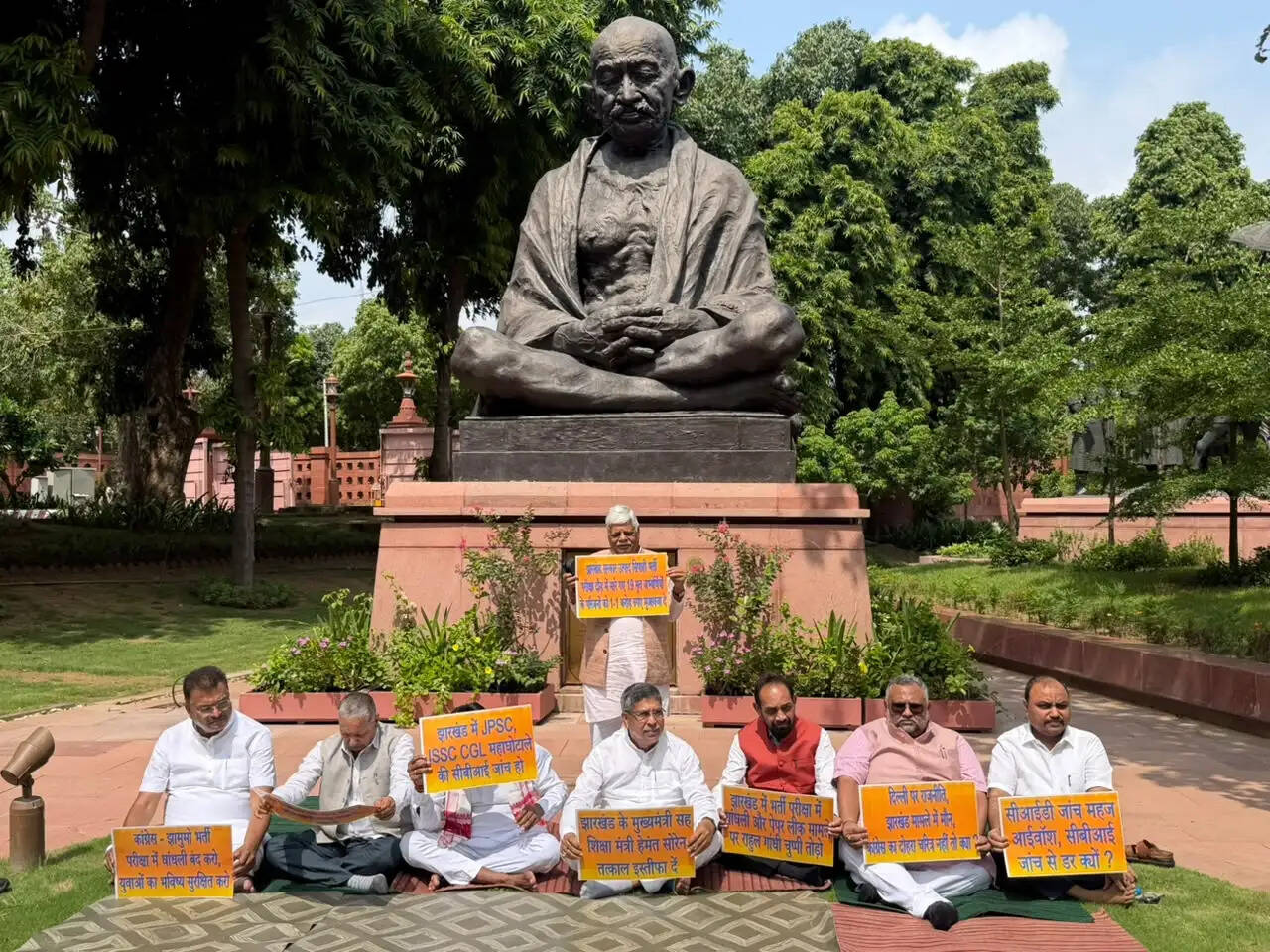 झारखंड की भर्ती परीक्षाओं में कथित अनियमितताओं के विरोध में भाजपा सांसदों का संसद परिसर में मौन उपवास