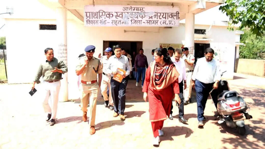 सागरः कलेक्टर ने औचक निरीक्षण कर नरयावली स्वास्थ्य केंद्र की व्यवस्थाएं जांची