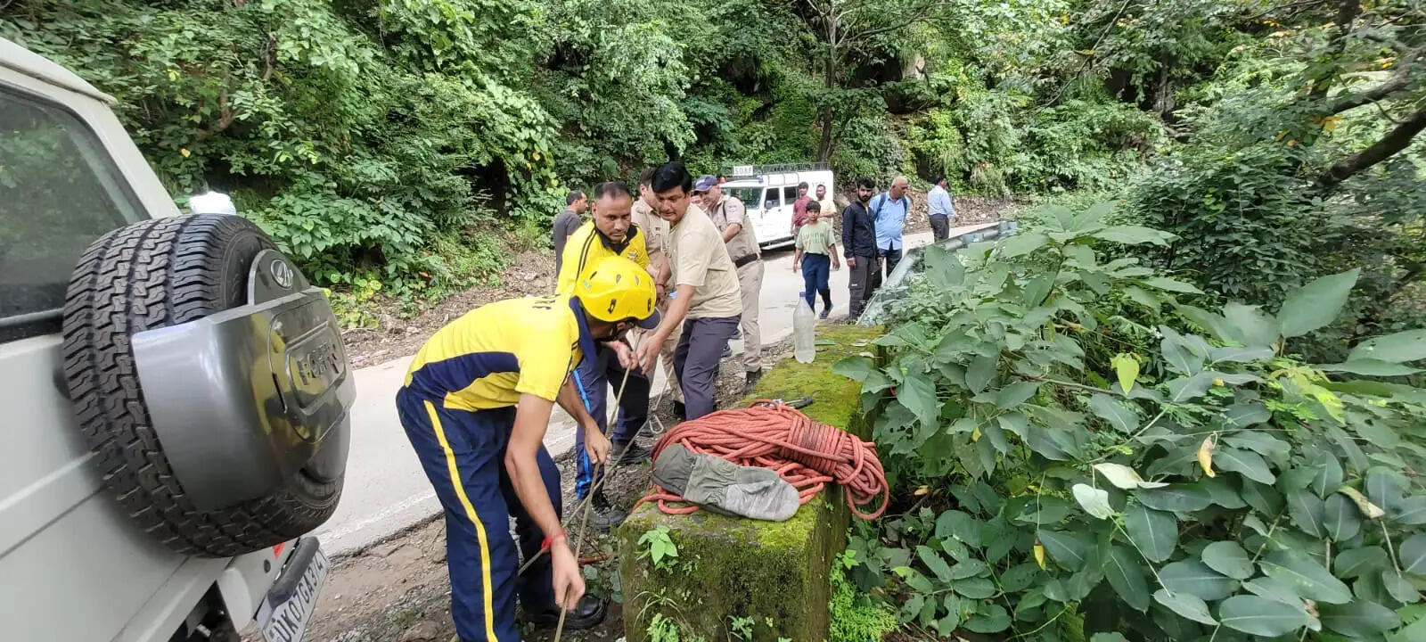 भतरौंजखान के कुमेेरिया में खाई में गिरा डंपर, चालक की मौत