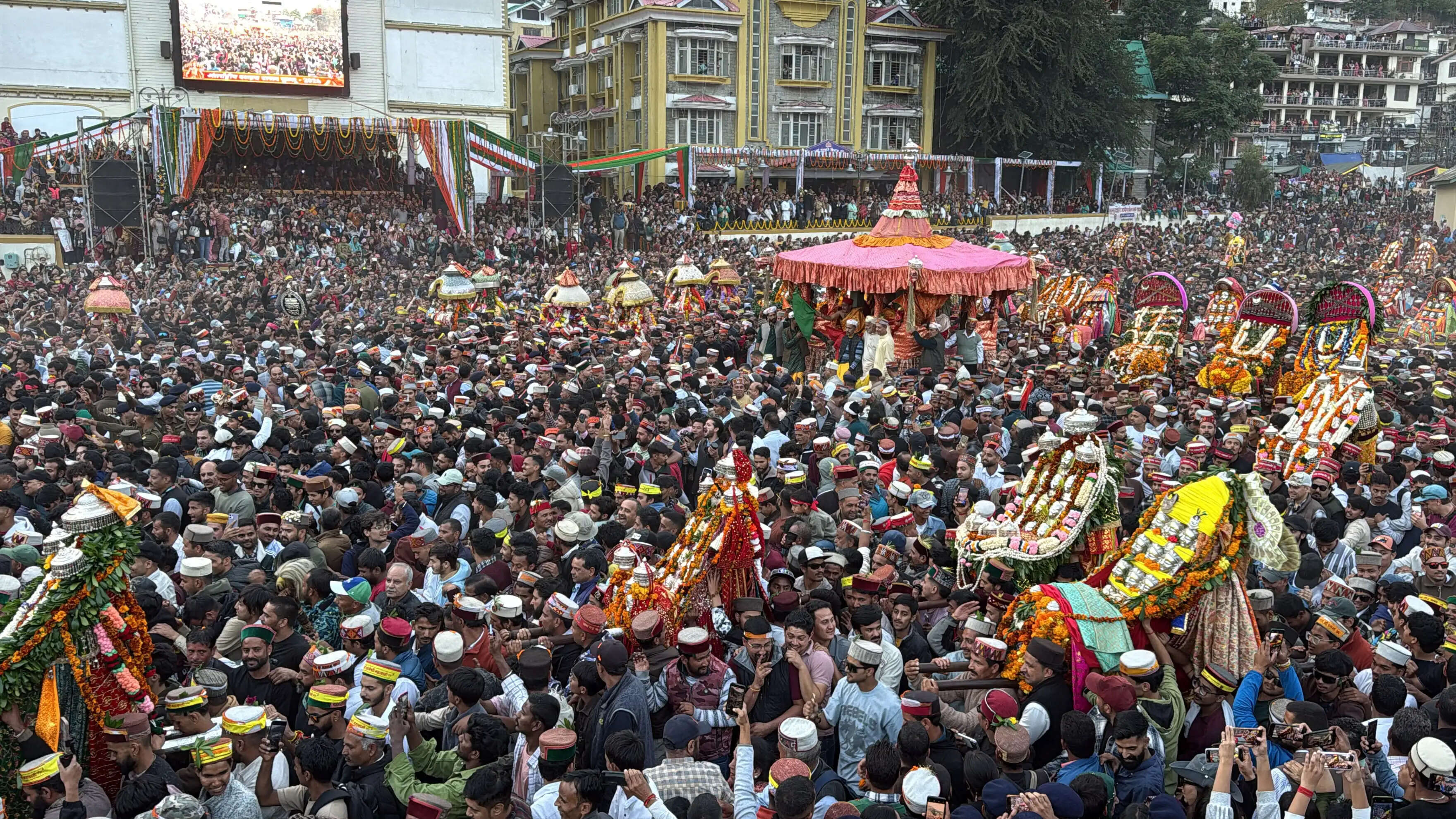 भगवान रघुनाथ जी की भव्य रथयात्रा के साथ अंतरराष्ट्रीय कुल्लू दशहरा का आगाज, देवभूमि में उमड़ा आस्था का सैलाब