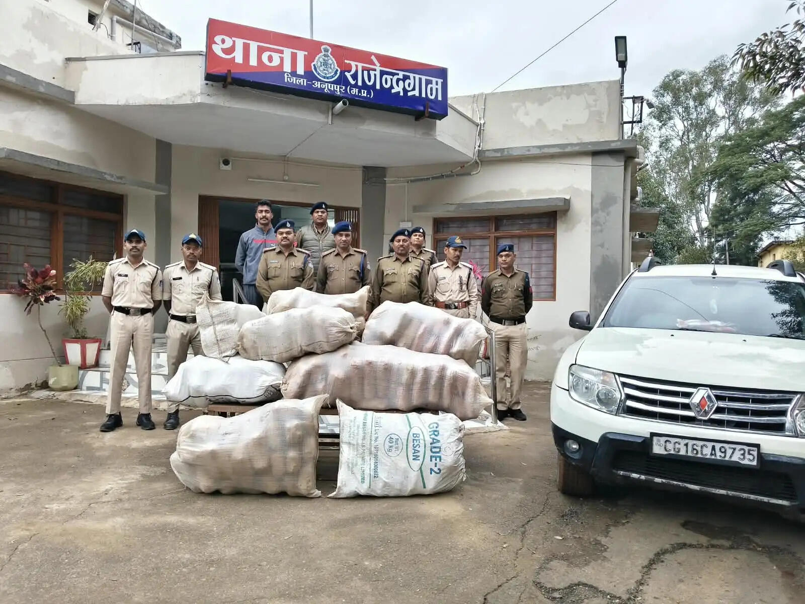 अनूपपुर: रात के अंधेरे में नशे पर प्रहार 211 किलो 21.19 लाख रुपये का गांजा जब्त, चालक फरार