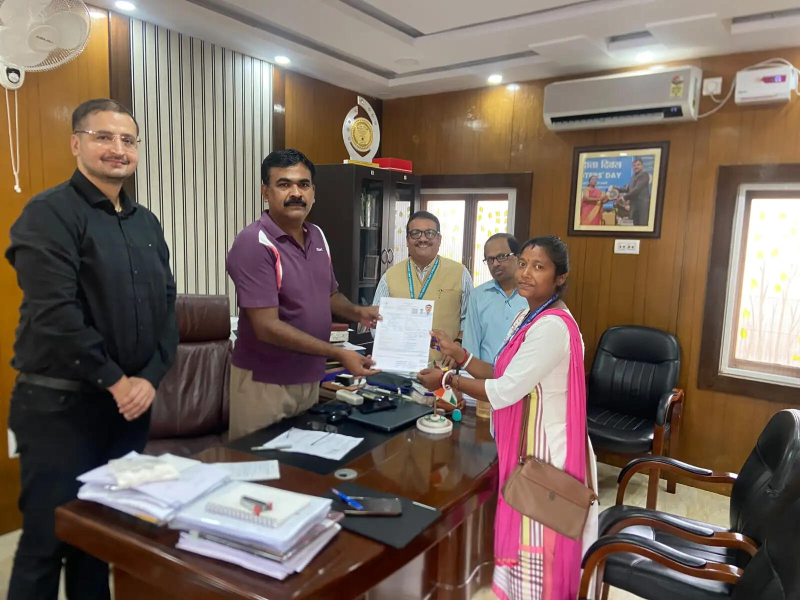 मुख्य निर्वाचन पदाधिकारी के. रवि कुमार ने भरा इन्यूमरेशन फॉर्म