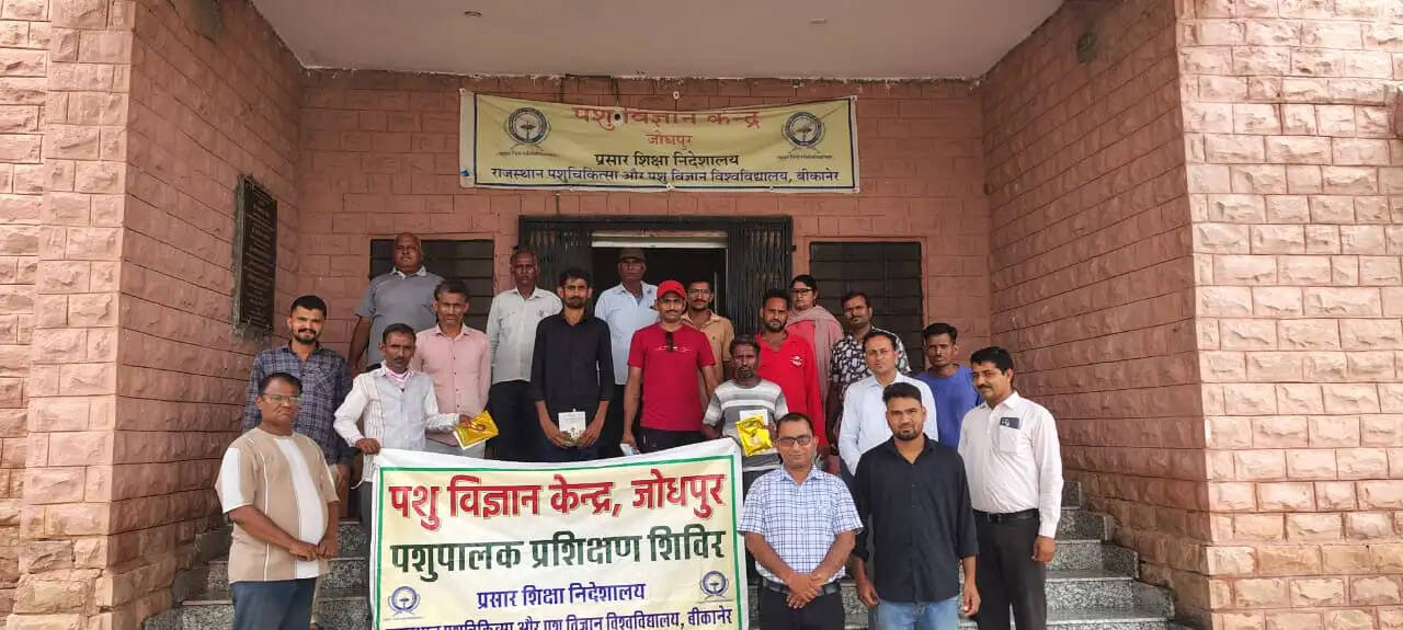मानसून में दुधारू पशुओं के रख रखाव व प्रबंधन का दिया प्रशिक्षण