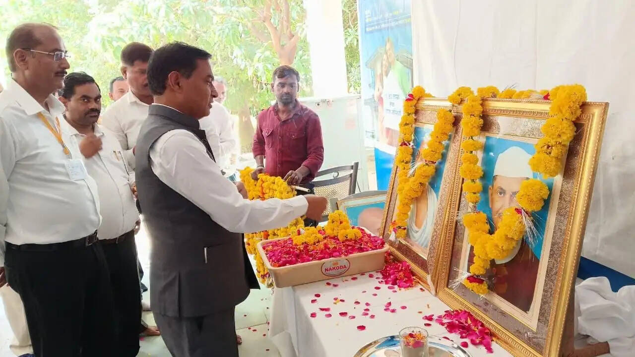गांधी-शास्त्री के आदर्शों को जीवन में उतारना ही सच्ची श्रद्धांजलि : जिलाधिकारी