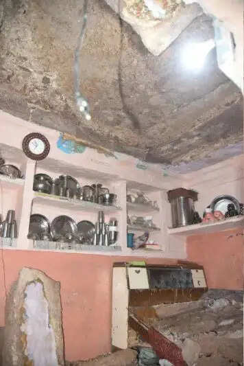 बारिश के बाद जर्जर मकान की छत की पट्टियांं गिरी, मासूम की मौत, तीन घायल