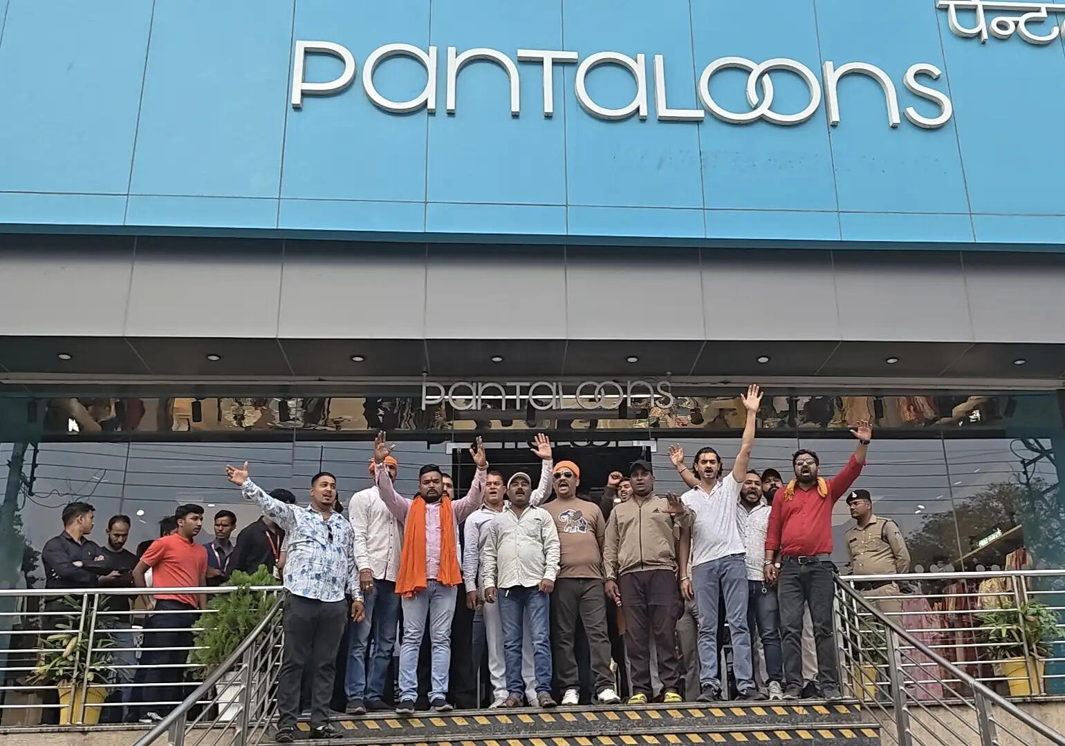 लेंसकार्ट के बाद अब पेंटालून में तिलक, कलावा को लेकर वबाल, हिन्दू संगठन का प्रदर्शन