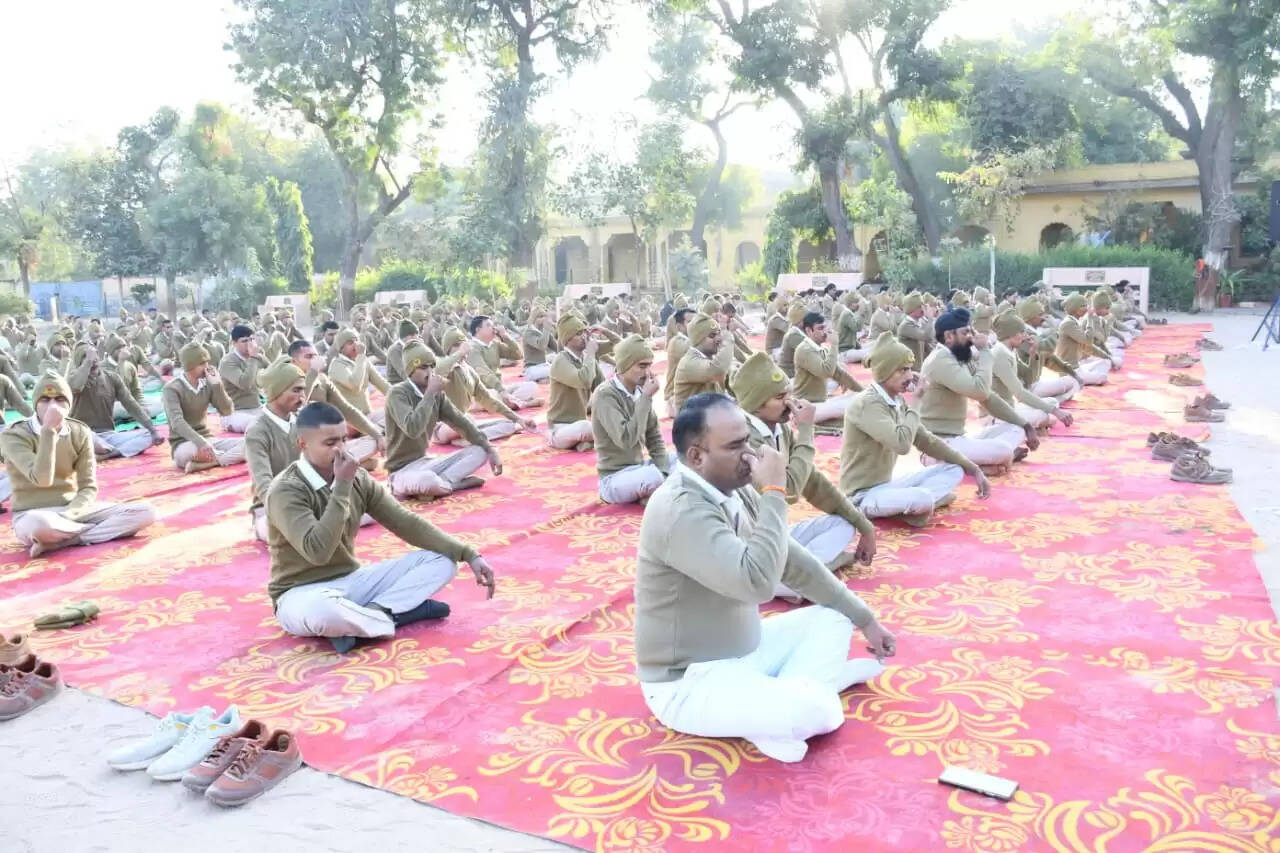 पुलिस कमिश्नरेट के जवानों और अधिकारियों ने एक साथ किया योग और श्रमदान