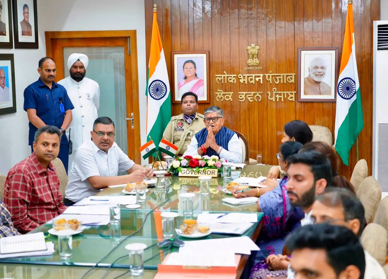 नशामुक्त अभियान की तैयारियों को लेकर राज्यपाल ने कुलपतियों के साथ की बैठक