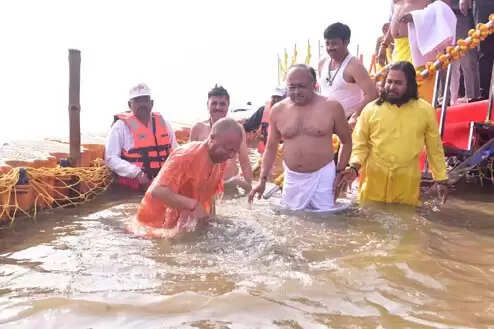 सीएम योगी ने ‘संगम स्नान’ कर किया गंगा पूजन, बड़े हनुमान जी के चरणों में झुकाया शीश