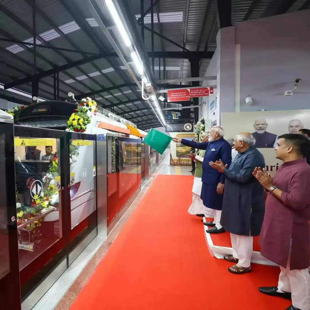 प्रधानमंत्री मोदी ने मेट्रो फेज-2 का किया उद्घाटन, 7 जिलों में 13 नई स्मार्ट जीआईडीसी की घोषणा