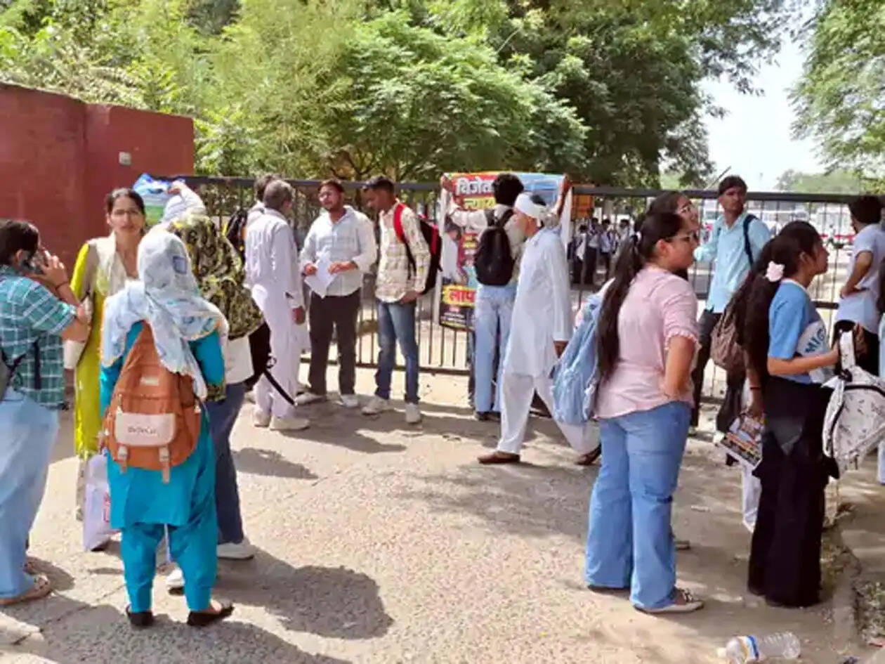 हिसार : घायल छात्रा को आर्थिक मदद व अन्य मांगों पर विद्यार्थियों ने किया प्रदर्शन
