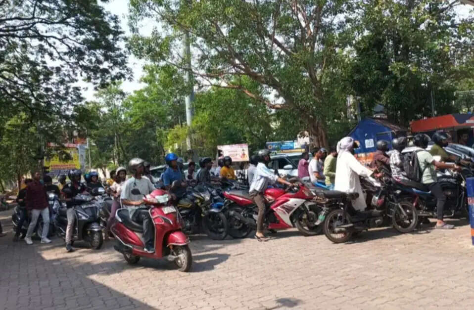 रांची में पेट्रोल-डीजल को लेकर अफरा-तफरी, पंपों पर लंबी कतारें, कई पंप हुए ड्राई