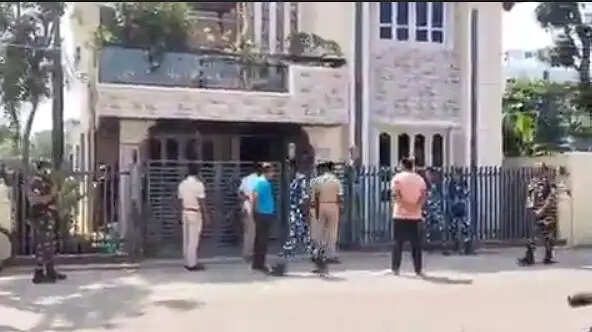 तृणमूल विधायक दिलीप मंडल के घर पुलिस की छापेमारी, केंद्रीय बल भी तैनात