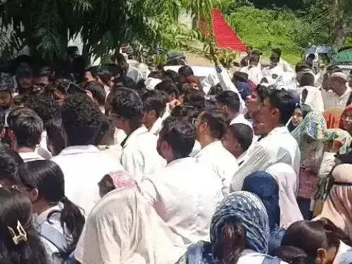 भोपाल&nbsp;में&nbsp;आयुष इंटर्न डॉक्टरों ने स्टाइपेंड बढ़ाने की मांग को लेकर कलेक्ट्रेट घेरा,&nbsp;100 से ज्यादा इंटर्न पहुंचे