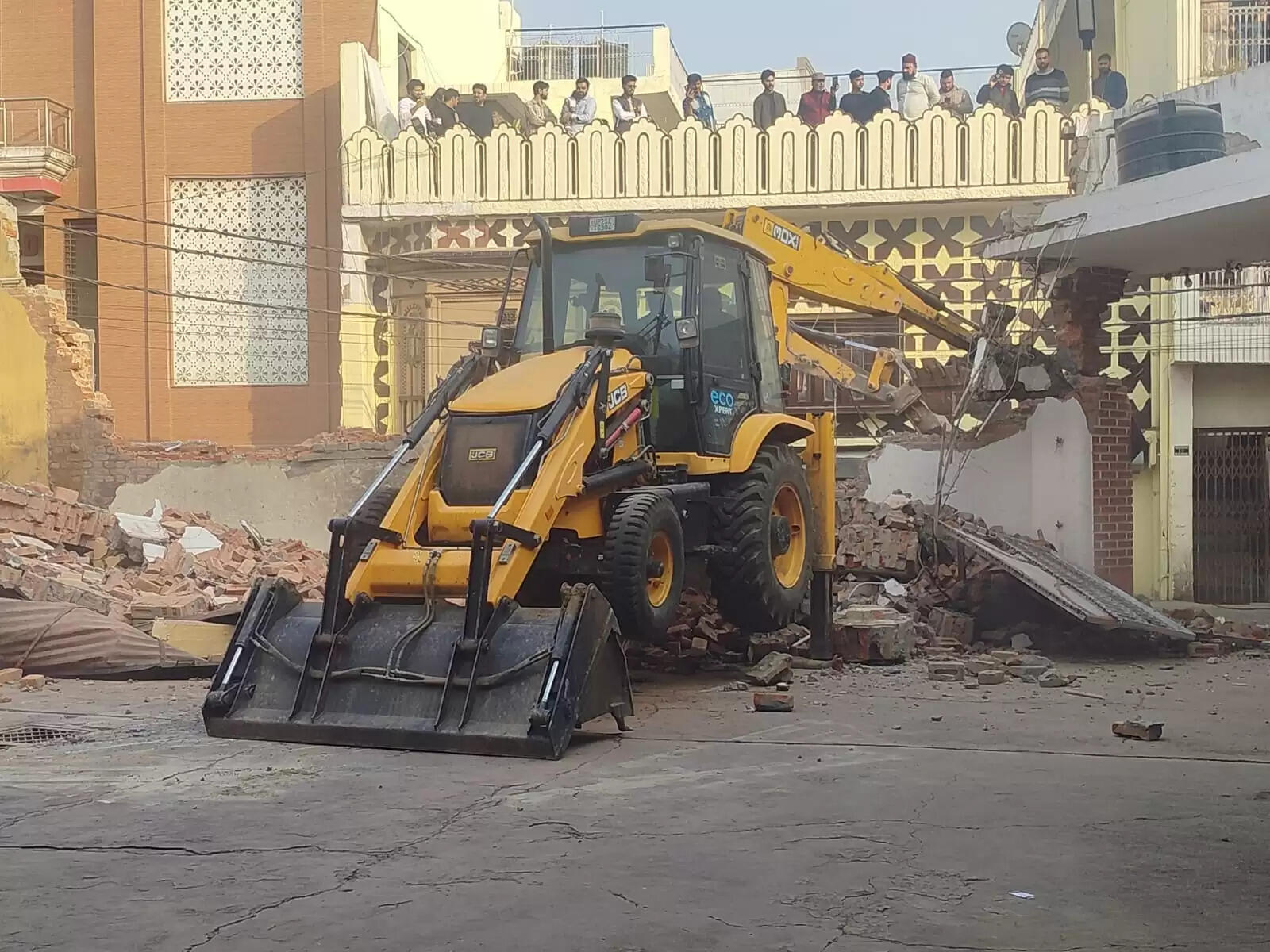 बरेली में आज़म खां के रिश्तेदार के दो बारातघरों पर चला बुलडोज़र, बेअसर रहा महिलाओं का विरोध