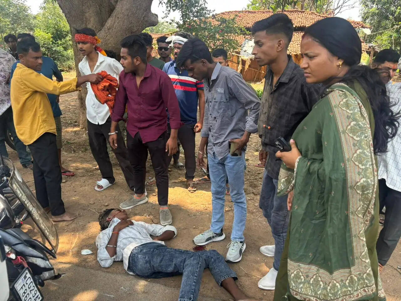 अंबिकापुर : सड़क हादसे के घायलों को देख रुका मंत्री लक्ष्मी राजवाड़े का काफिला, अपनी ही गाड़ी से पहुँचाया अस्पताल