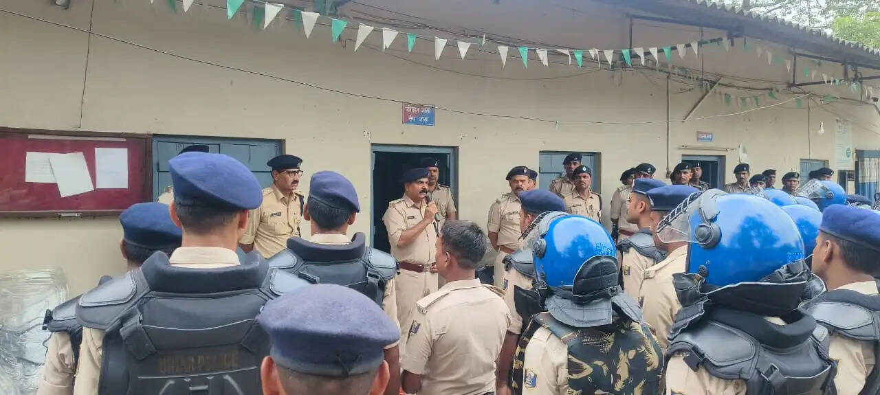 बगहा पुलिस ने दंगा नियंत्रण ड्रिल का किया अभ्यास, शांति व्यवस्था बनाए रखने के लिए दिया निर्देश