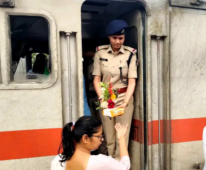 महिला दिवस पर हिजली स्टेशन से महिला क्रू ने चलाई विवेक एक्सप्रेस