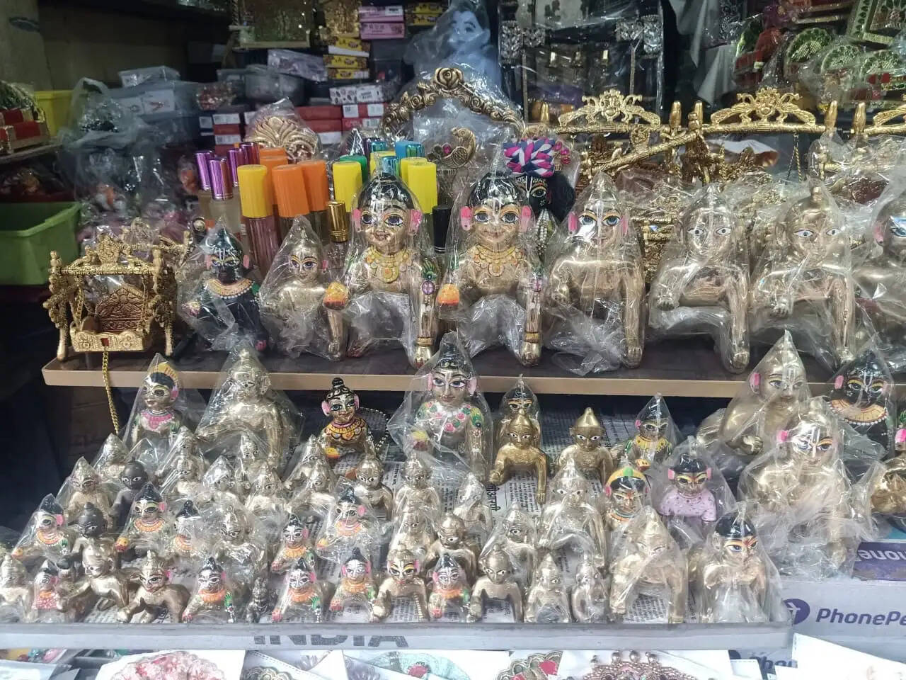 जन्माष्टमी की धूम: ठाकुरजी की पोशाक व श्रृंगार सामग्री खरीदने उमड़े श्रद्धालु