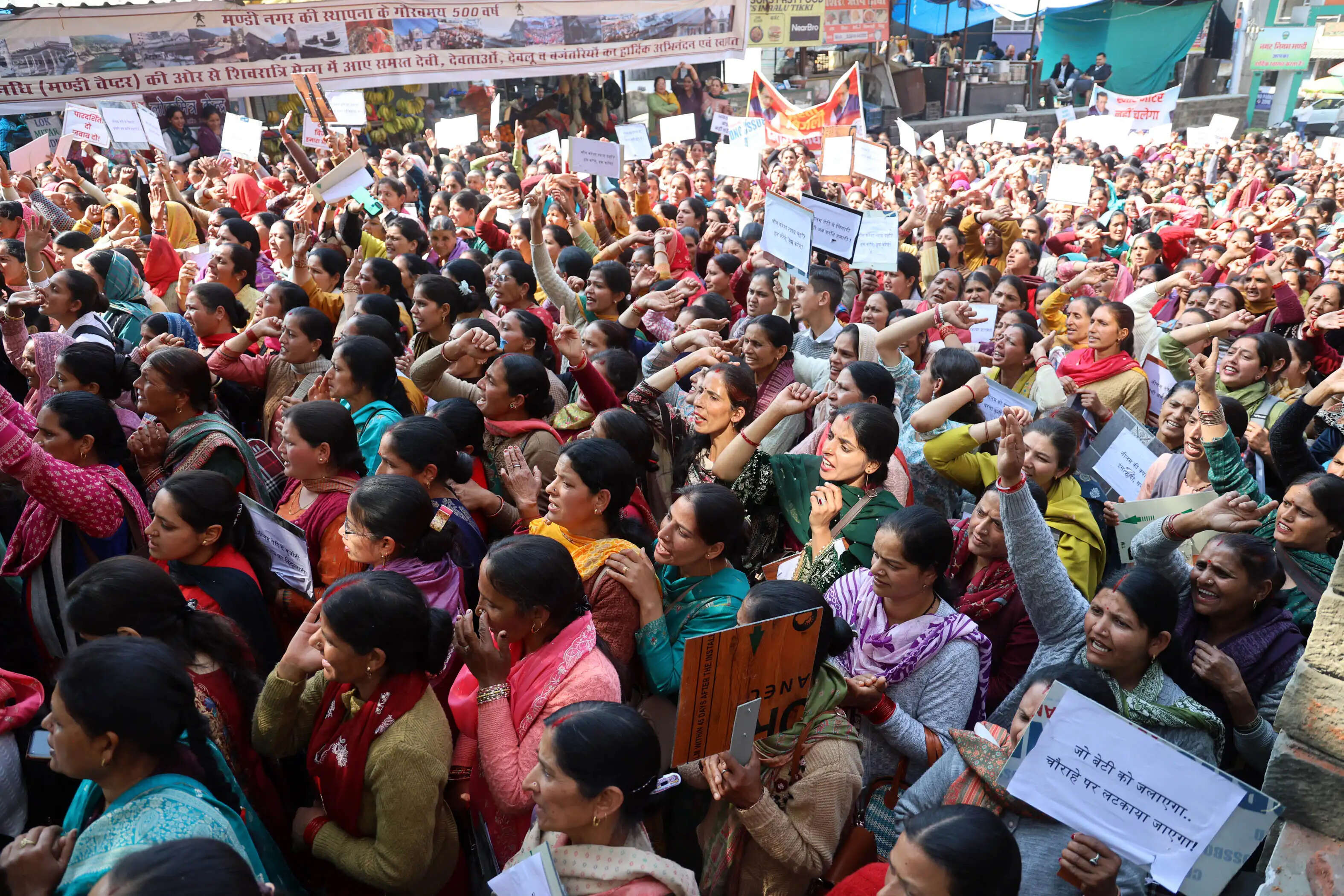 नीलम को न्याय दिलाने को लेकर मंडी पहुंची सैंकड़ों महिलाएं, किया धरना प्रदर्शन