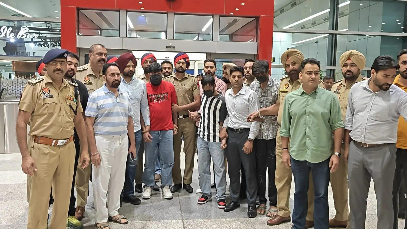 बंबीहा गैंग के खिलाफ पंजाब पुलिस की बड़ी कार्रवाई, मलेशिया से तीन वांछित आरोपी डिपोर्ट