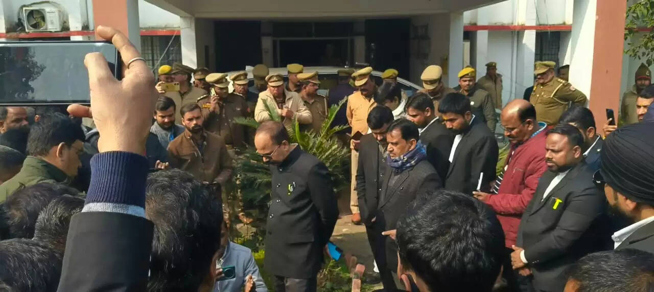 बलरामपुर में अधिवक्ताओं का दूसरे दिन भी प्रदर्शन